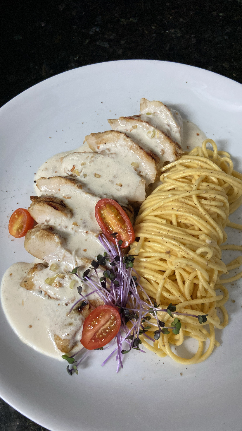 Frango com molho de iogurte e capim-santo