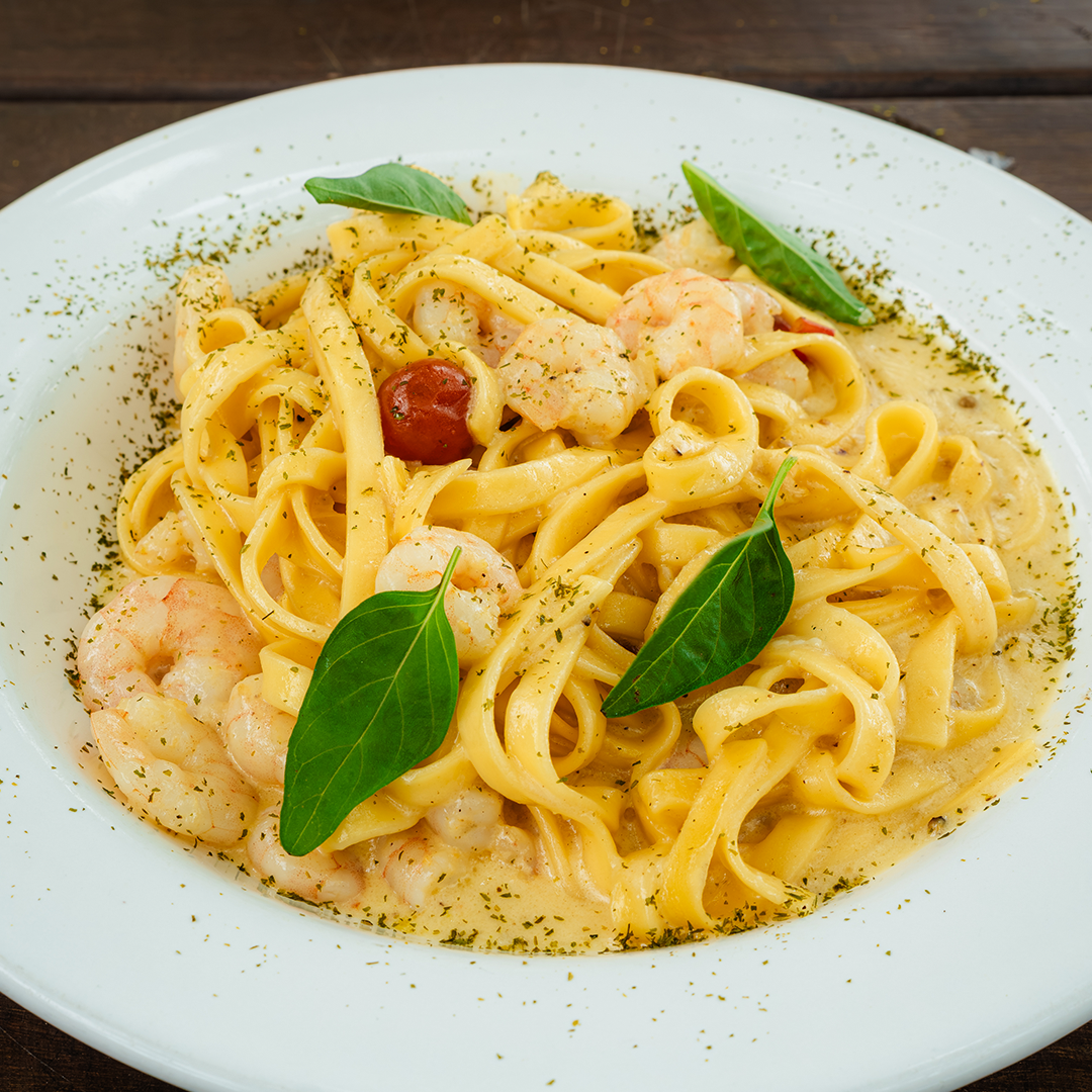 Fettuccine com camarão e queijo brie