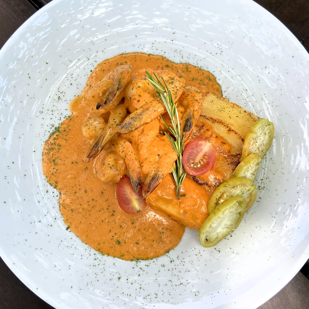 Camarao ao molho com mil folhas de macaxeira e picles de jiló