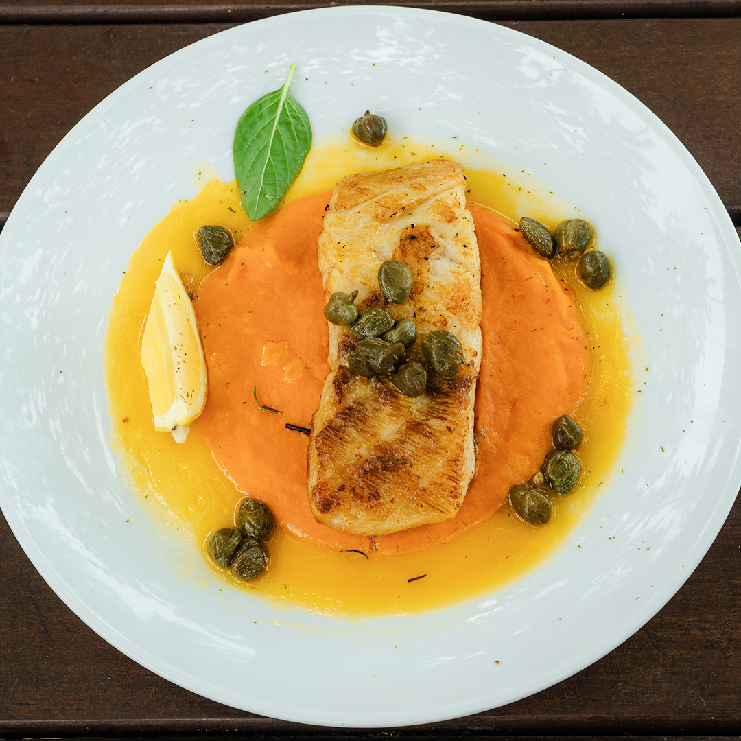 Peixe ao molho de alcaparras